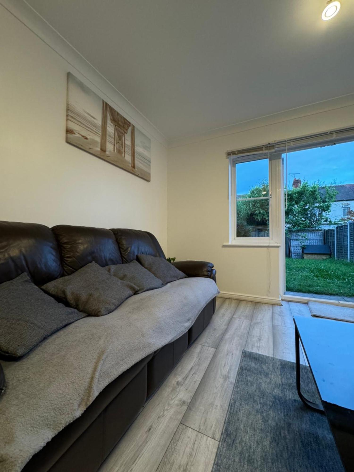 Spacious 3 Bedroom Home, With Private Driveway 5 Minutes From Excel Centre & Custom House Londres Exterior foto